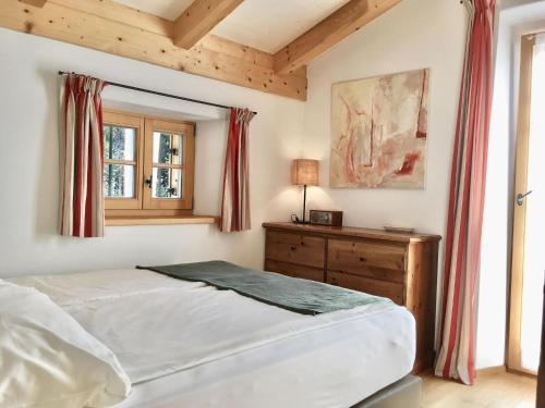 1 dormitorio con cama y ventana en Mountain love subject matter en Sachrang