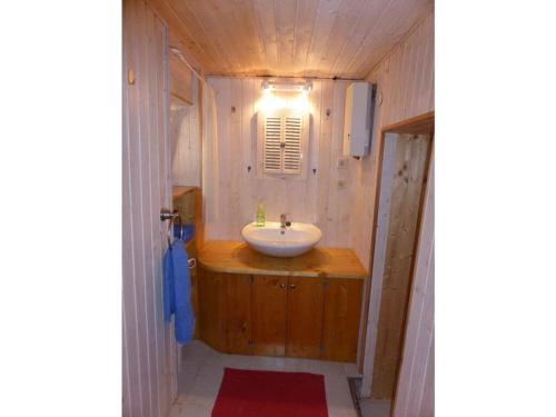 bagno con lavandino in una piccola camera di Holiday apartment on Breitenberg a Wilgartswiesen