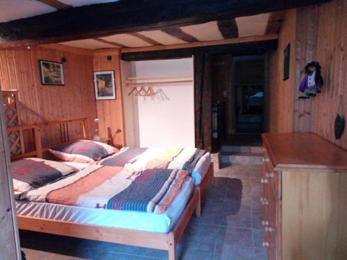 um quarto com uma cama num quarto de madeira em Holiday apartment on Breitenberg em Wilgartswiesen