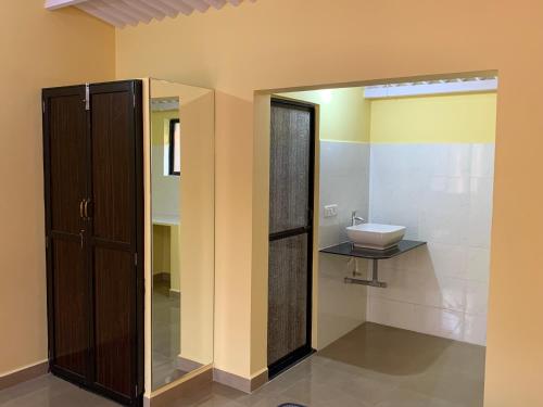 博格馬洛的住宿－Elite Guest House Bogmalo，客房内设有带卫生间和盥洗盆的浴室