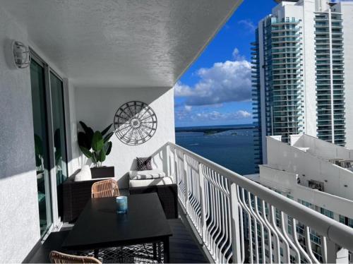 Brickell Luxe - Best Balcony - 32nd Fl - Luxe Waterfront & City Views - Furnished Balcony - Walk-Water-WiFi photo 14