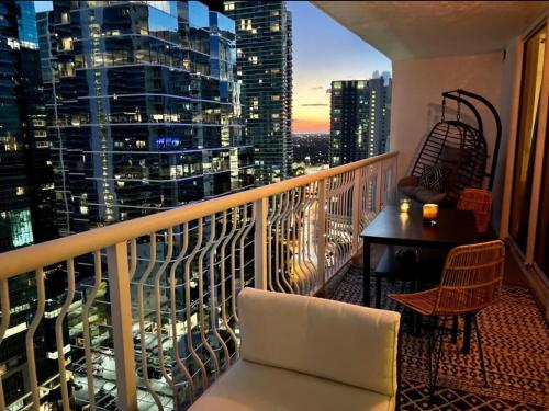Brickell Luxe - Best Balcony - 32nd Fl - Luxe Waterfront & City Views - Furnished Balcony - Walk-Water-WiFi photo 13