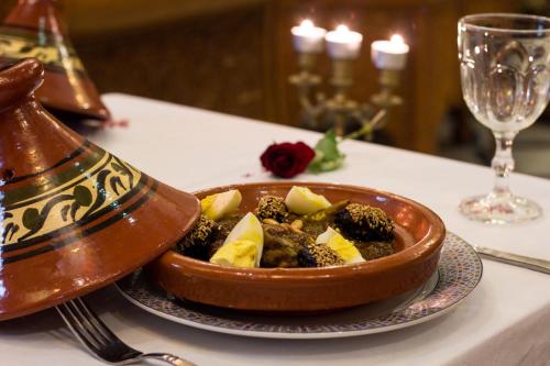 Comida en o cerca de este riad