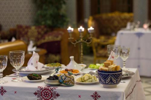 Comida en o cerca de este riad