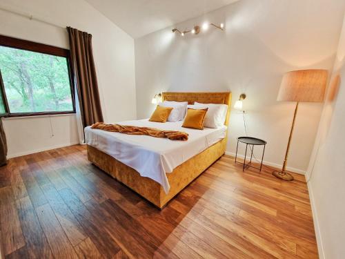 - une chambre avec un lit et une grande fenêtre dans l'établissement Holiday Home Omindula, à Jesenice
