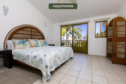 - une chambre avec un grand lit et un balcon dans l'établissement Cozy 3BR House - Front of Marina - Pool, à Puerto Vallarta
