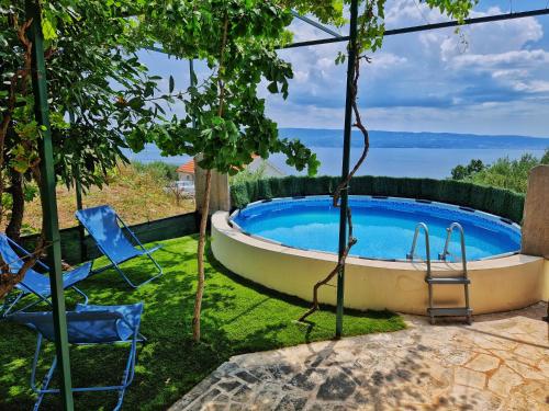 Bazén v ubytování Holiday Home Omindula nebo v jeho okolí