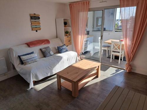 une chambre avec un lit et une table et une salle à manger dans l'établissement Les terrasses de la plage 255, T3 bien équipé, wifi, parking, au Cap d'Agde