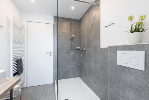 a bathroom with a shower with a glass door at W4 - Gästehaus Christian-Westphal-Str 60 - FERIENDOMIZIL HOLLICH in Grömitz