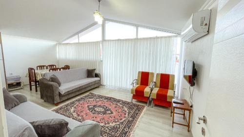 ein Wohnzimmer mit einem Sofa und einem Tisch in der Unterkunft Kaan Apart (Ortaca/Dalyan Merkezde) 2+1, 70m2 in Ortaca