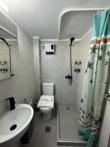 Ένα μπάνιο στο Calypso Seaside Apartment