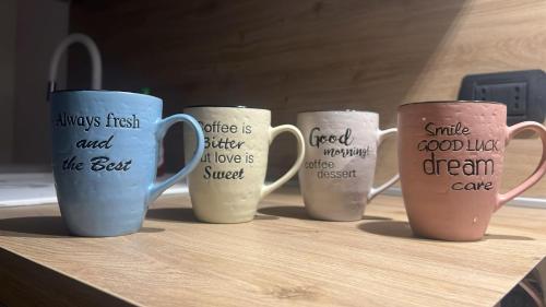 una fila de tazas de café con diferentes escrituras en ellas en Grazioso appartamento, en Aosta