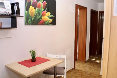 a table with a vase on it next to a painting at Drei Linden Siedlung in Wolfenbüttel