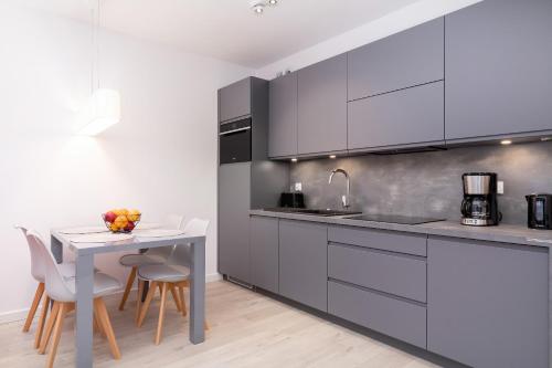 Una cocina o kitchenette en Nadmorskie Tarasy - Apartament El Mar