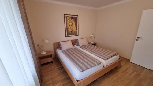 sypialnia z łóżkiem w pokoju w obiekcie Apartment Katamaran w Krakowie