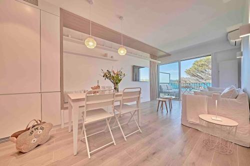 une salle à manger et un salon avec une table et des chaises dans l'établissement By the Beach - Beautiful apartment 2 bedrooms - Saint-Tropez - Sea View - Garage, à Saint-Tropez