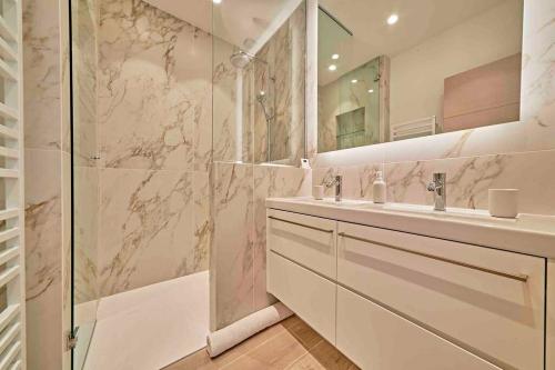 une salle de bain avec une douche, un lavabo et un miroir dans l'établissement By the Beach - Beautiful apartment 2 bedrooms - Saint-Tropez - Sea View - Garage, à Saint-Tropez