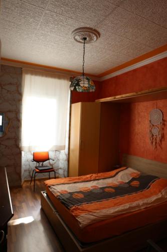 een slaapkamer met een bed en een raam bij Baia del Re da joli e Amedeo Lago Maggiore in Minusio