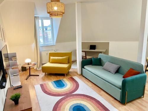 uma sala de estar com um sofá azul e uma cadeira amarela em FamilienTraum-Küche-WaschTrockner-PlayStation-NETFLIX-WIFI em Leipzig
