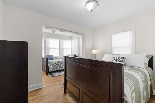 1 dormitorio con cama y espejo grande en Tilahun Residencial Care, en Rockville