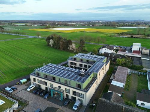 - une vue aérienne sur un bâtiment doté de panneaux solaires dans l'établissement Fair´n Square Hotel 24 Stunden Check In, à Darmstadt