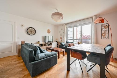 un salon avec un canapé, une table et des chaises dans l'établissement Le Zen - 5 pers- 3 Chambres - Orly & Paris, à Fresnes