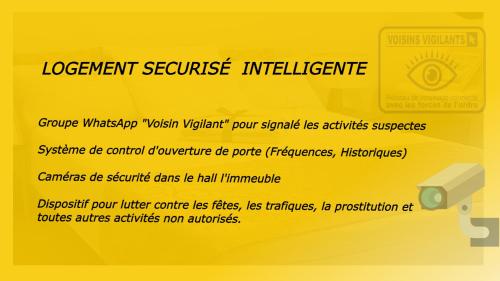 une affiche jaune avec une caméra et un document dans l'établissement The Ten-Forty, à Saint-Michel-sur-Orge