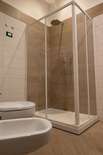 a bathroom with a shower and a toilet at Domus Cuomo B&B in Nocera Inferiore