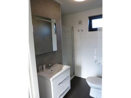 ein Badezimmer mit einem weißen Waschbecken und einem WC in der Unterkunft Nice apartment in Olburgen in Olburgen