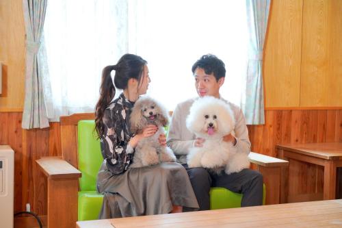 a man and a woman holding two white teddy bears at Morinoyu Hotel Hanakagura in Asahikawa