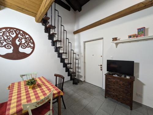 a dining room with a table and a television at Case sul ruscello in San Sebastiano Da Po