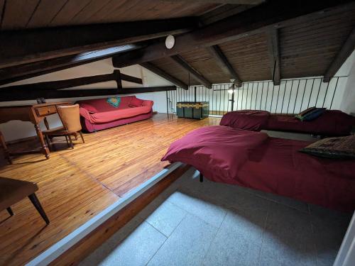 1 dormitorio con 1 cama y 1 sofá en una habitación en Case sul ruscello 
