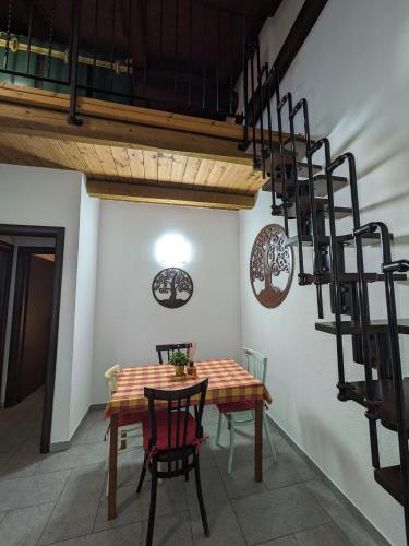 a dining room with a table and chairs at Case sul ruscello in San Sebastiano Da Po