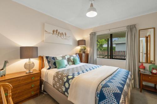 Ένα ή περισσότερα κρεβάτια σε δωμάτιο στο The Yellow Cottage - Turangi Holiday Home