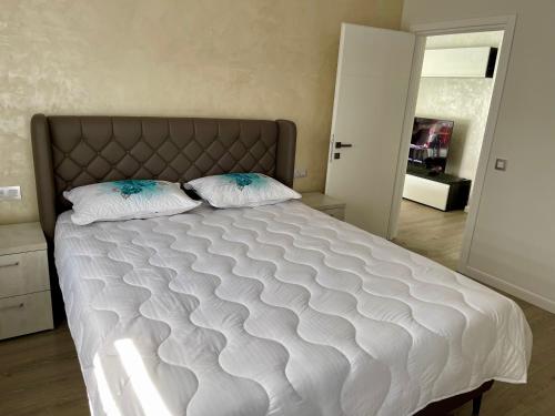 Кровать или кровати в номере Modern and Luxury Apartment-12