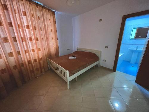 Kleines Zimmer mit einem Bett und einem Bad. in der Unterkunft Alba Marina in Vlorë