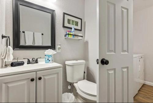y baño con aseo, lavabo y espejo. en Modern 1BR near Bishop Arts District, en Dallas