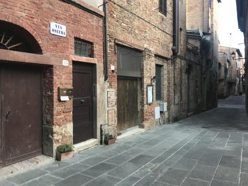 un callejón vacío en un viejo edificio de ladrillo en La casina del Poggio, en Buonconvento
