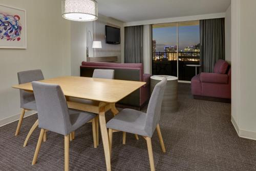 Habitación con mesa, sillas y sala de estar. en Crowne Plaza Hotel Dallas Downtown, an IHG Hotel en Dallas