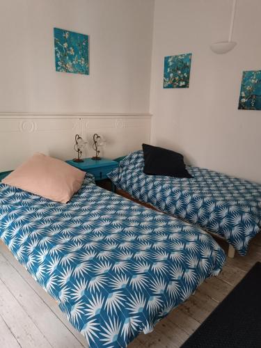 two beds sitting next to each other in a room at Le Jardin Des Cèdres in Lavaur