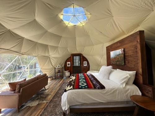 Ένα ή περισσότερα κρεβάτια σε δωμάτιο στο Luxury Glamping Domes,Hot Tub, Mountain views, Winery