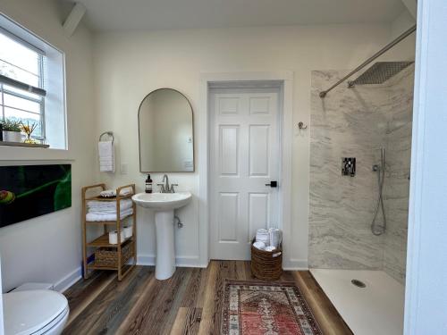 Ένα μπάνιο στο Luxury Glamping Domes,Hot Tub, Mountain views, Winery
