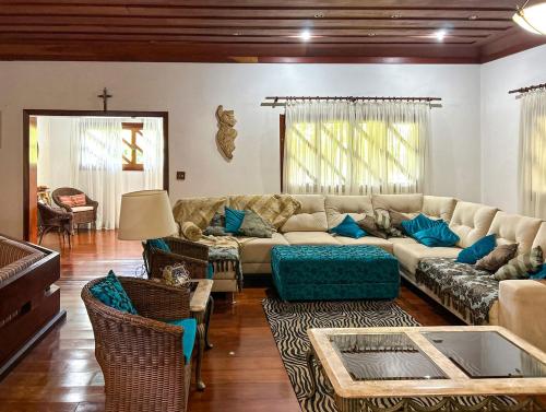 a living room with a couch and chairs at Incrivel casa com lazer completo e WiFi -Ibiuna SP in Ibiúna