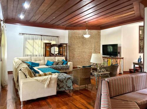 a living room with a couch and a table at Incrivel casa com lazer completo e WiFi -Ibiuna SP in Ibiúna