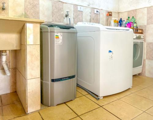 two washing machines and a washer and dryer in a kitchen at Incrivel casa com lazer completo e WiFi -Ibiuna SP in Ibiúna
