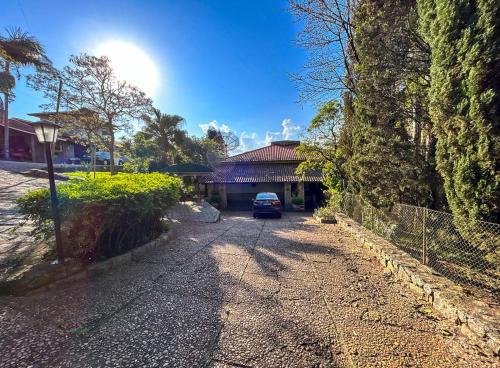 a car parked in the driveway of a house at Incrivel casa com lazer completo e WiFi -Ibiuna SP in Ibiúna