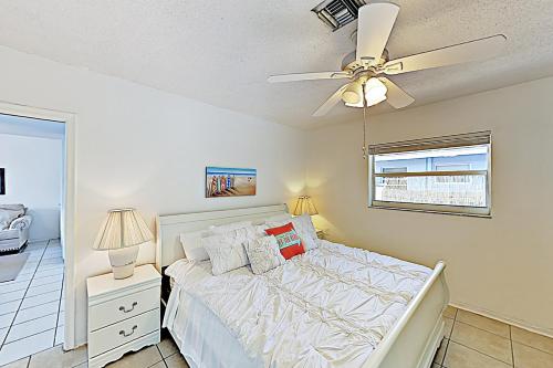 una camera con letto e ventilatore a soffitto di Bambi Apartments III a Pompano Beach