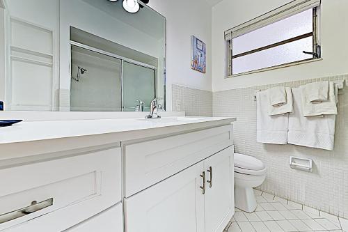 bagno bianco con lavandino e servizi igienici di Bambi Apartments III a Pompano Beach