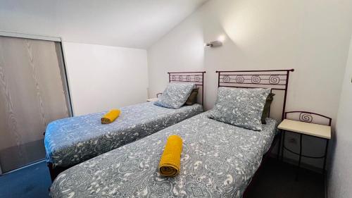 deux lits côte à côte dans une pièce dans l'établissement La villa De Lina 403 -Self Check In -, à Gallargues-le-Montueux