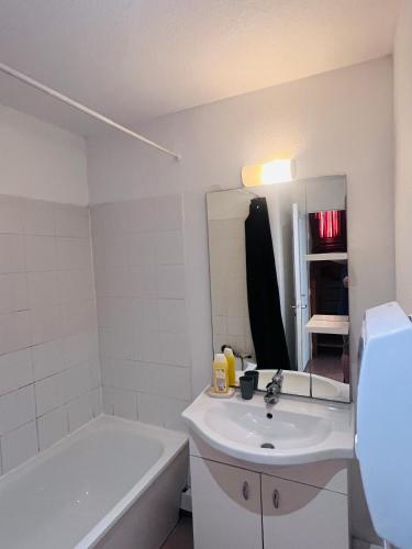 La salle de bains est pourvue d'une baignoire blanche, d'un lavabo et d'une baignoire. dans l'établissement La villa De Lina 403 -Self Check In -, à Gallargues-le-Montueux